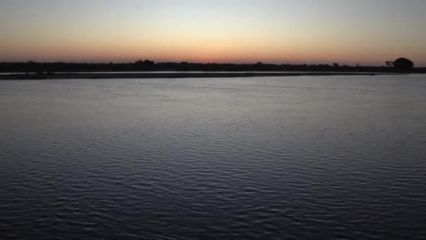 Nehir Kıyısında Günbatımı — Stok video