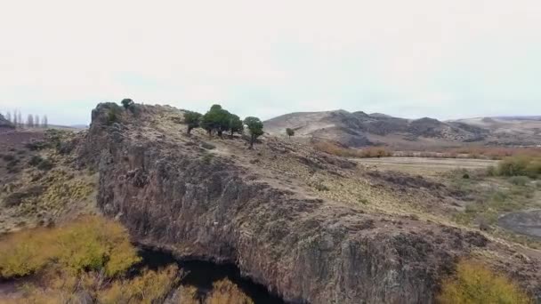 Luftaufnahme Des Flusses Der Durch Das Tal Und Die Berge — Stockvideo