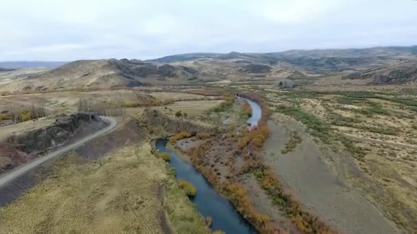 Вид Повітря Річку Протікає Через Долину Гори Вид Ґрунтову Дорогу — стокове відео