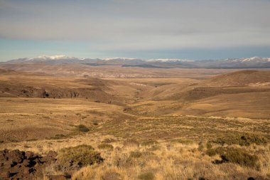 Altın vadi. Kırsal alan. Sonbaharda sarı çayır ve dağların manzarası.