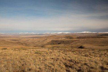 Altın vadi. Kırsal alan. Sonbaharda sarı çayır ve dağların manzarası.