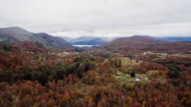 Sonbahar renkleri ve dokuları. Sonbaharda vadinin, dağların ve ormanın havadan görünüşü.. 