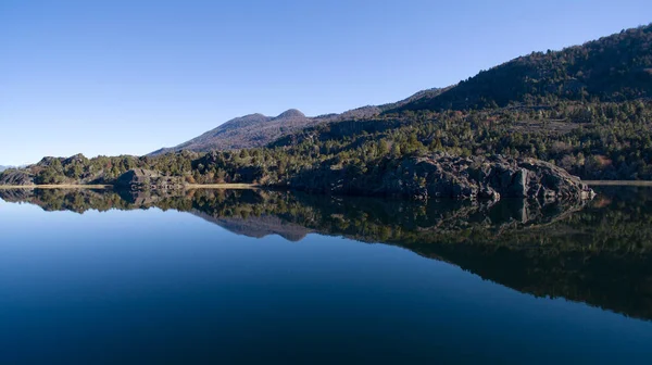 Reflexão Perfeita Água Litoral Floresta Montanhas Espelhando Água Lago Azul — Fotografia de Stock