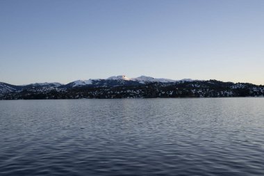 And Dağları ve Alumin Gölü 'nün panorama manzarası, gün doğumunda, Villa Pehuenia, Patagonya, Arjantin. 