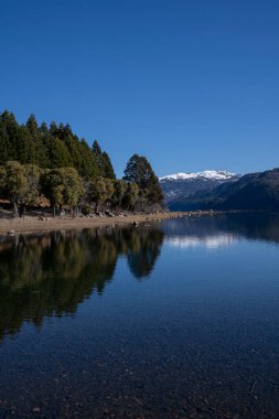 Güneşli bir günde Bate Mahuida ve Alumine Gölü 'nün volkan manzarası. 