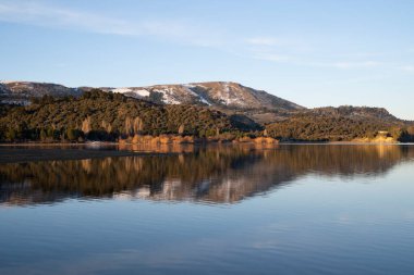 Doğadaki simetri. And Dağları 'nın büyüleyici manzarası, orman ve gökyüzü, ve güneş batarken Alumin Gölü' nün su yüzeyindeki yansıması, Villa Pehuenia, Neuqun, Patagonya Arjantin.