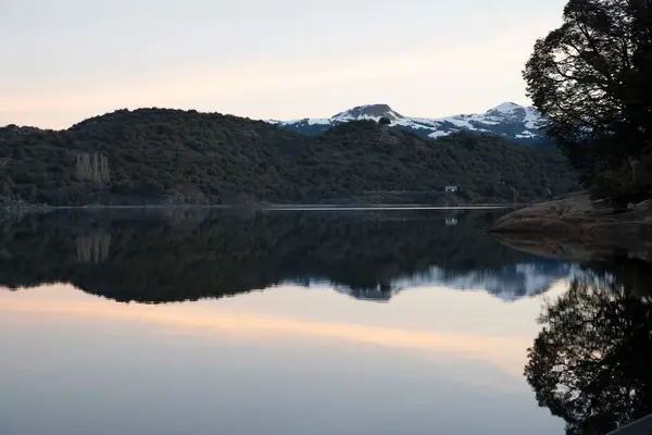 Magiczny Widok Góry Andów Las Jezioro Zachodzie Słońca Piękne Symetryczne — Zdjęcie stockowe
