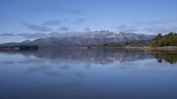 Lago Calmo Alumine Verão Reflexo Perfeito Céu Azul Floresta Verde — Fotografia de Stock