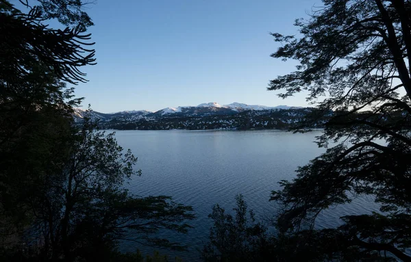 Vista Mágica Silhueta Escura Das Árvores Floresta Lago Calmo Montanhas — Fotografia de Stock