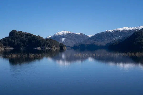 Vista Del Lago Agua Dulce Día Soleado Las Montañas Reflejo — Foto de Stock