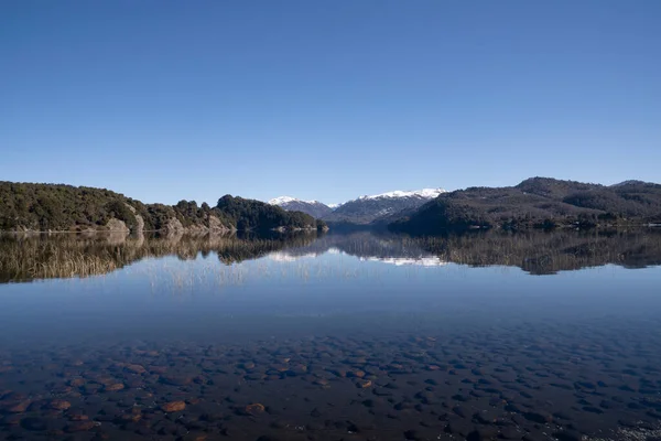 Lago Numa Manhã Ensolarada Panorama Vista Floresta Lago Reflexo Perfeito — Fotografia de Stock