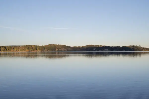 Symmetri Naturen Utsikt Över Den Lugna Sjön Och Strandlinjen Horisonten — Stockfoto