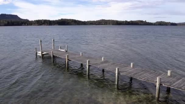 평화로운 호수에서 나무로 선창의 지평선의 — 비디오