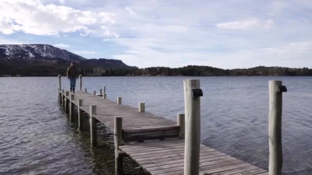 Férias Vista Uma Jovem Caminhando Longo Doca Madeira Lago Alumine — Vídeo de Stock