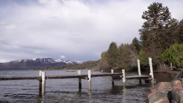 Vista Del Muelle Madera Tranquilo Lago Bosque Los Alpes Fondo — Vídeos de Stock