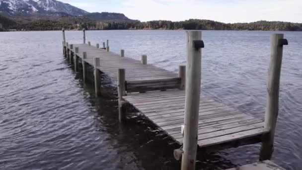 Vista Del Muelle Madera Tranquilo Lago Las Montañas Horizonte — Vídeos de Stock