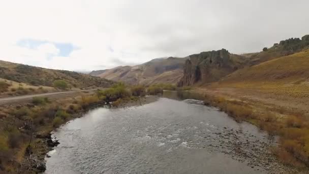 Letecký Pohled Řeku Která Teče Údolím Horami Pohled Polní Cestu — Stock video