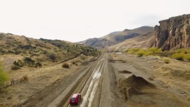 Luftaufnahme Eines Roten Lastwagens Der Den Feldweg Der Wüste Entlangfährt — Stockvideo