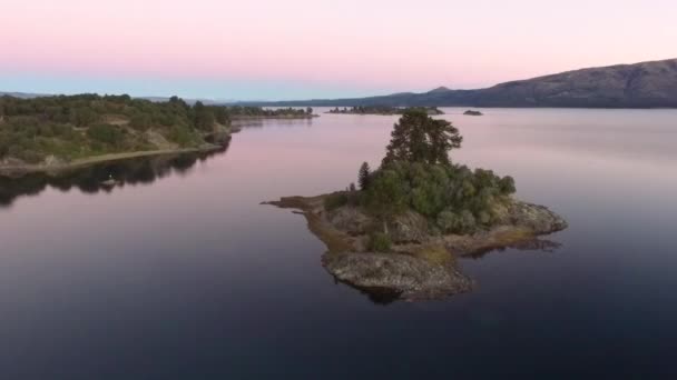 Вид Повітря Тихе Озеро Острів Гори Ліс Вночі Відбиття Лісів — стокове відео