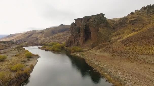 Luftaufnahme Des Flusses Der Durch Das Goldene Tal Und Die — Stockvideo