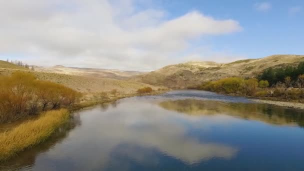Paisaje Rural Mágico Otoño Foto Aérea Del Río Que Fluye — Vídeos de Stock