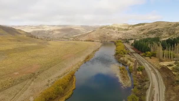 Ländliche Szenerie Luftaufnahme Des Feldweges Neben Dem Fluss Der Herbst — Stockvideo