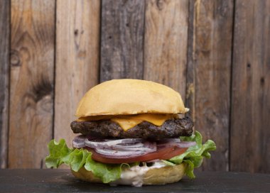 Lezzetli burger. Makarna, roka, mayonez ve mantarlı hamburgerin yakın görüntüsü..
