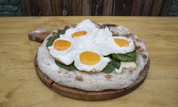 Vista Perto Uma Pizza Com Queijo Mussarela Espinafre Ovos Fritos — Fotografia de Stock