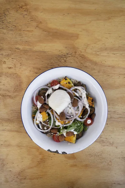 샐러드요 양배추 아몬드 아루구라 호박과 그릇에있는 달걀과 미식가 샐러드의 — 스톡 사진