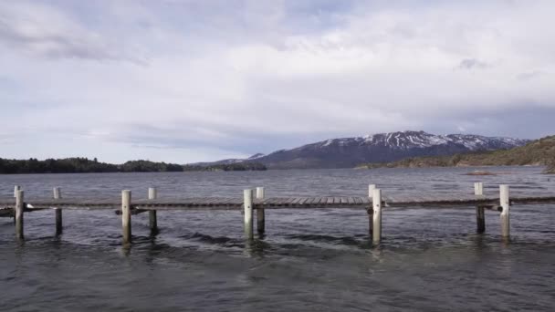 平和な湖の木造ドックの様子 地平線にある山々 — ストック動画