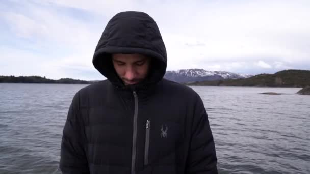 Yaşlarda Beyaz Bir Adamın Siyah Bir Ceket Giyip Kameraya Bakıp — Stok video