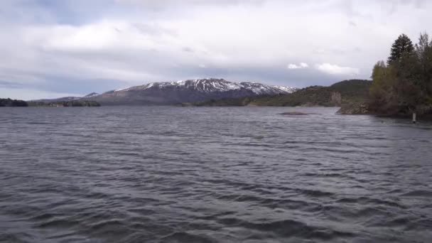 Вид Спокойное Озеро Лес Горы Анд — стоковое видео