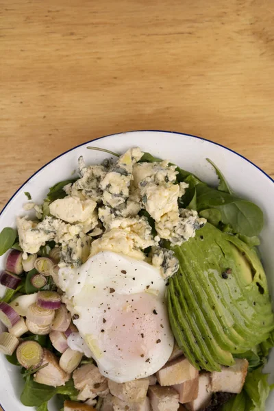 Bovenaanzicht Van Een Verse Salade Met Gepocheerd Avocado Blauwe Kaas — Stockfoto