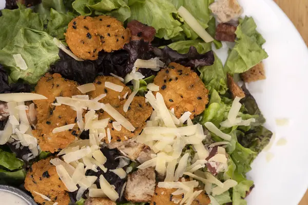 Bovenaanzicht Een Caesar Salade Met Gebakken Gepaneerde Garnalen Sla Parmezaanse — Stockfoto