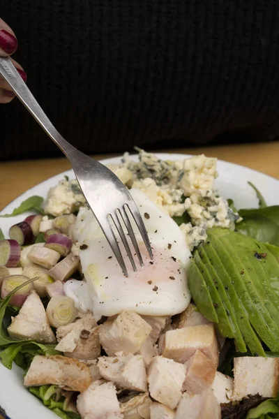 Eten Van Een Voedzame Salade Met Een Vork — Stockfoto