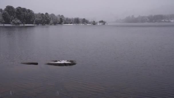 冬の風景 落ち着いた湖 山の上に降る雪の魔法の景色 地平線の美しい霧 — ストック動画