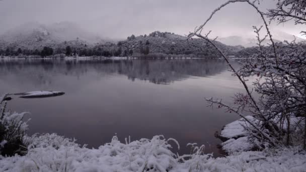 Magischer Blick Auf Den Ruhigen See Wald Und Berge Winter — Stockvideo