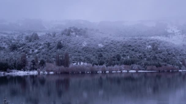 清澈的湖水 树林和山峦笼罩着薄雾 尽收眼底 水面上美丽的风景倒影 — 图库视频影像