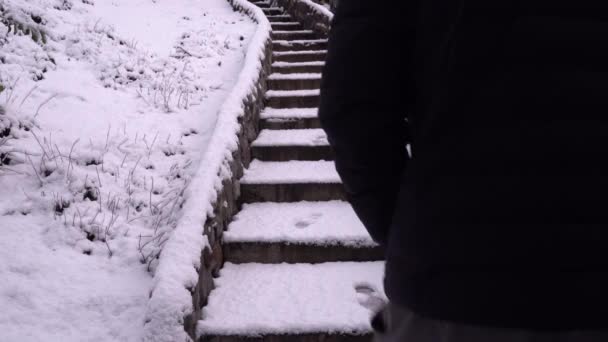 Vista Hombre Con Botas Abrigo Negro Caminando Por Escalera Exterior — Vídeo de stock
