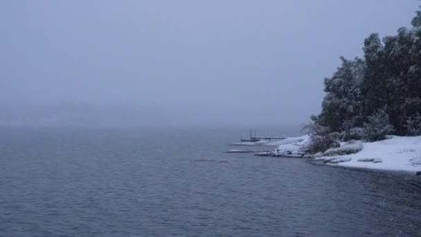 Blick Auf Einen Holzsteg See Schnee Der Bei Sonnenaufgang Über — Stockvideo