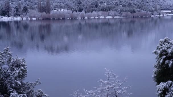 静かな湖 山を望むパノラマビュー 水面の美しい風景の反射 — ストック動画