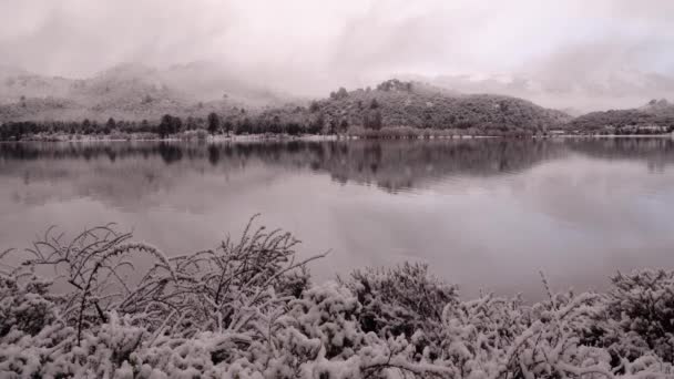 Vista Mágica Lago Calmo Floresta Montanhas Inverno Pôr Sol Belo — Vídeo de Stock