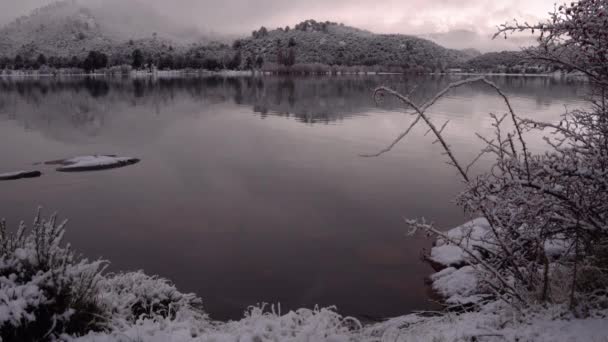 Magischer Blick Auf Den Ruhigen See Wald Und Berge Winter — Stockvideo
