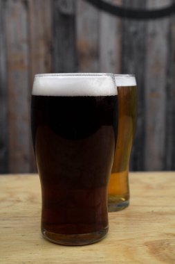 Bira. İki bira, bir kehribar birası ve bir ipa..