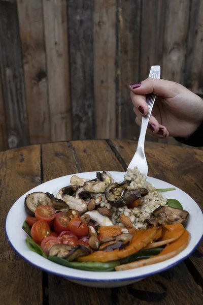 Comer Uma Salada Legumes Grelhados Restaurante Vista Perto Mão Uma — Fotografia de Stock