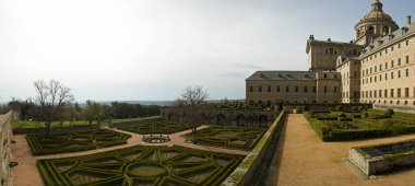 Mimarlık ve peyzaj. San Lorenzo de El Escorial Manastırı manzarası ve güzel bir bahçe.