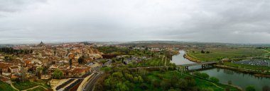 Şehir manzarası. Mimarlık. İspanya 'nın Toledo kentinin hava manzarası. Ortaçağ binaları, yeşil tarlaları ve nehri olan şehir.. 
