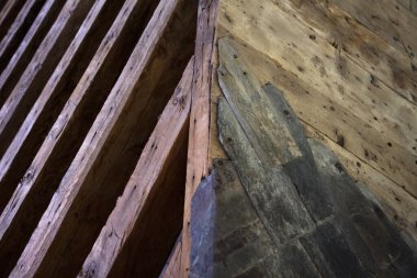 İnşaat ve mimarlık. Ahşap dokular. Tahta tavan kapanıyor. Eski ve sert tahtalar.