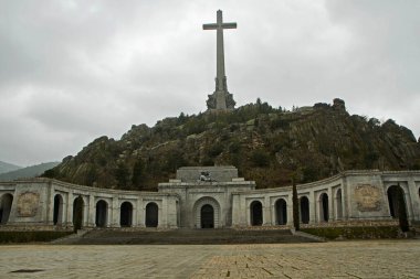 İspanya 'nın Düşmüş Vadisi' ndeki boş Katolik Bazilikası ve kutsal haç anıtı manzarası