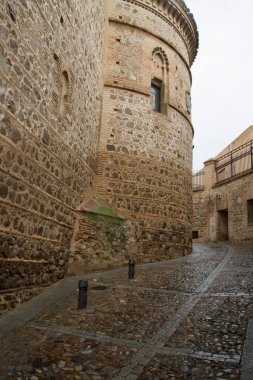 Antik İspanya 'nın Toledo kenti. Boş sokak, sokak ve taştan yapılmış bina manzarası. Güzel mimari ve tasarım.  